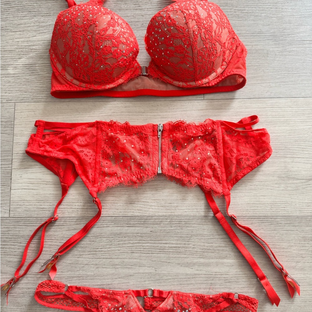 Victoria Secret Elegant Pink Lace Lingerie Set - Picture 3 of 6